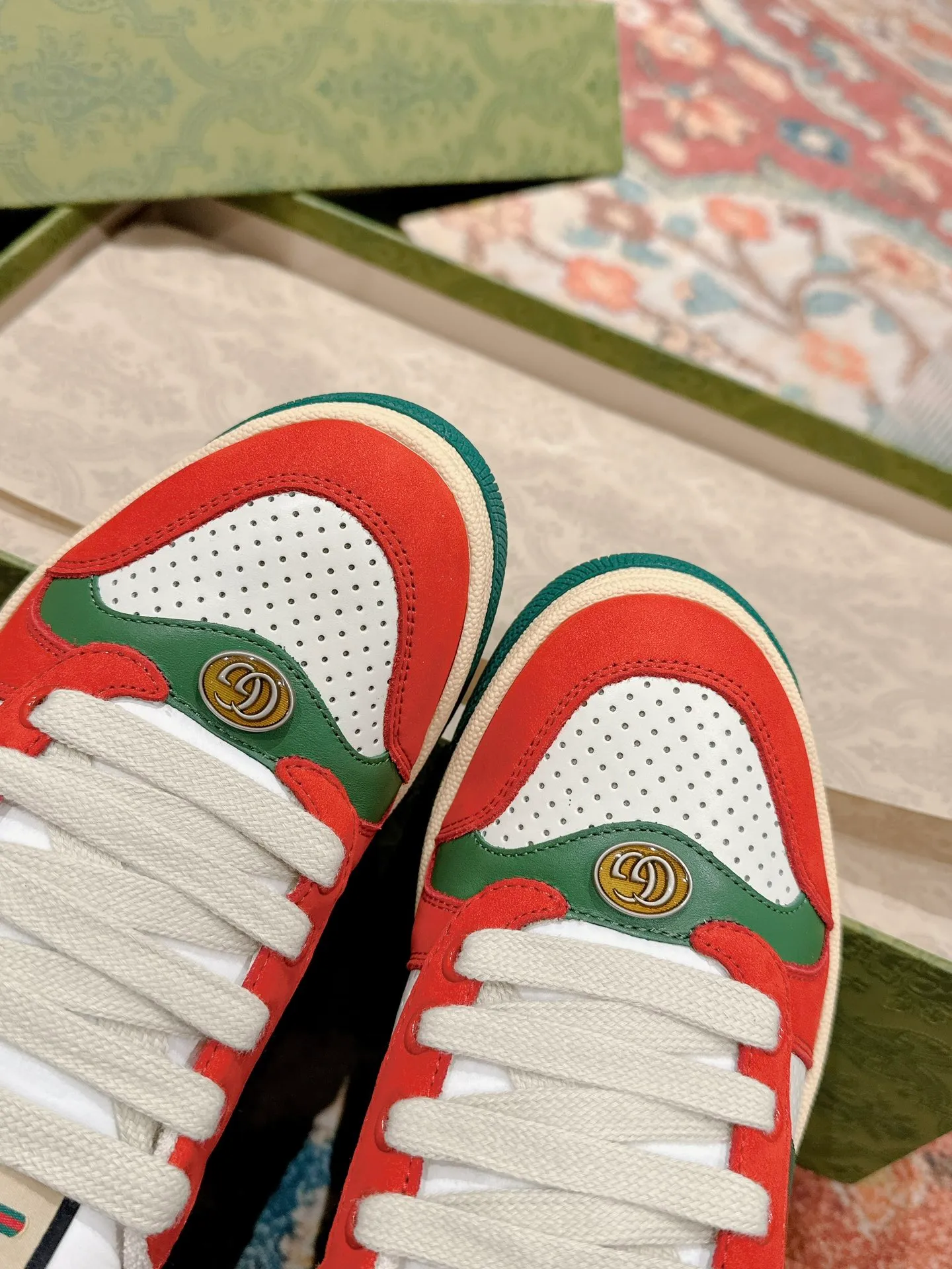 👟👟Ex-factory price 560👟👟 Men ➕10 Gucci————Purchase version GG series distressed dirty shoes-hot style is coming! 9 times out of 10 sales, you will definitely get the money. Ready stock! Spot goods! Spot goods! New colors added - the ultimate version on the market! Purchase the original version and develop it... fabric, material, outsole, and details can be compared at will! Open-mold Swarovski one-to-one replica rhinestone chain...Metal cherry pendant...Metal double G crystal cylindrical mark...Gucci original customized narrow webbing...Super flash series - flash diamond chain. The cherry decoration is detachable and can be changed into two to match with each other to show your personality. Exclusive color-brushed cowhide fabric. Hand-made distressed is very textured and has a sense of luxury! The details of the workmanship can be seen in the drawings, and no line is missed. The original terry cloth is delicate, soft and more comfortable and breathable. The privately stamped two-color original TPU outsole (lower layer is wider and the upper layer is narrower). Matching packaging⭐️ Size: Female 35-40 Male 39-44 (Female 41 Male 45 customized)